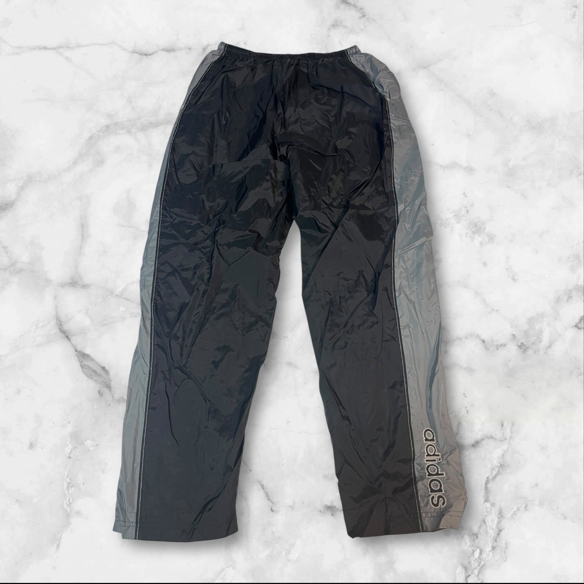 Entdecke unsere Vintage Track Pants von Nike und anderen Marken, erhältlich bei Valuxery.de - Dein Shop für trendige Vintage - Kleidung. Unsere Track Pants sind aus hochwertigen Materialien und