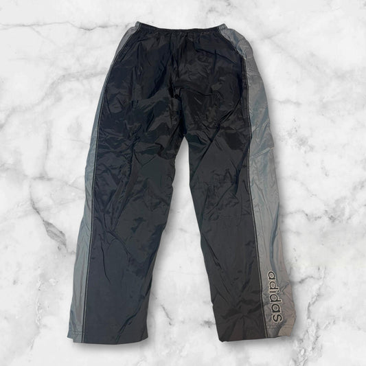 Entdecke unsere Vintage Track Pants von Nike und anderen Marken, erhältlich bei Valuxery.de - Dein Shop für trendige Vintage - Kleidung. Unsere Track Pants sind aus hochwertigen Materialien und