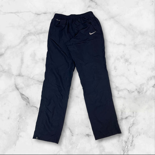 Entdecke unsere Vintage Track Pants von Nike und anderen Marken, erhältlich bei Valuxery.de - Dein Shop für trendige Vintage - Kleidung. Unsere Track Pants sind aus hochwertigen Materialien und