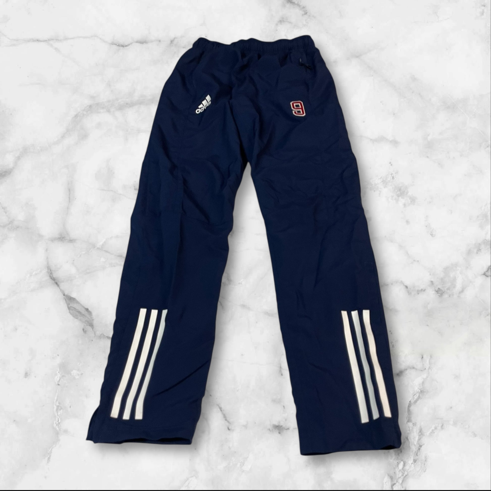 Entdecke unsere Vintage Track Pants von Nike und anderen Marken, erhältlich bei Valuxery.de - Dein Shop für trendige Vintage - Kleidung. Unsere Track Pants sind aus hochwertigen Materialien und