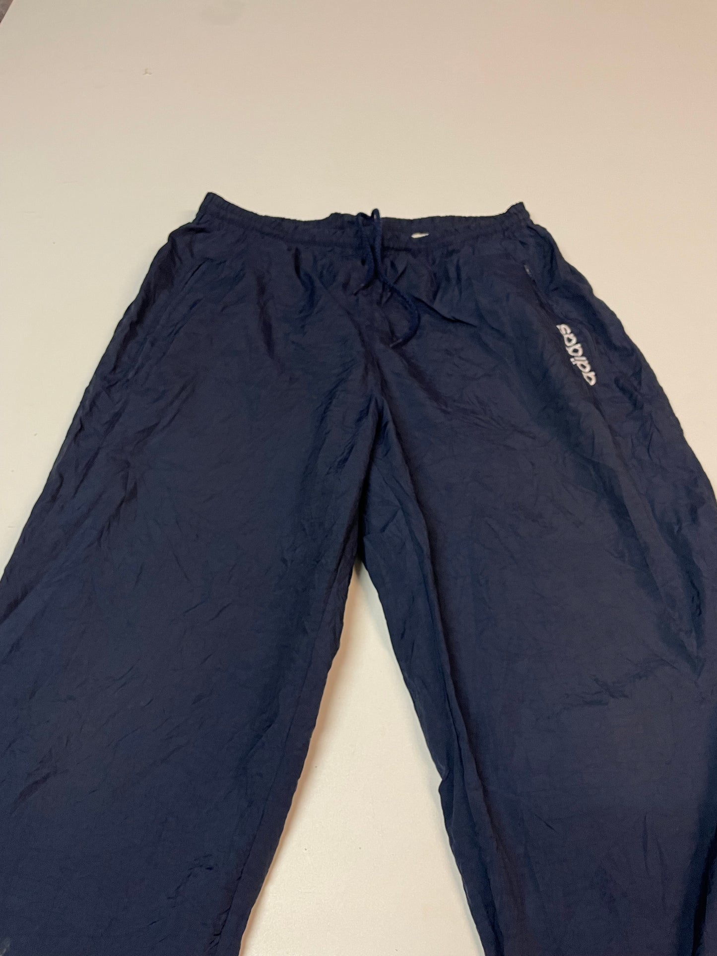 Entdecke unsere Vintage Track Pants von Nike und anderen Marken, erhältlich bei Valuxery.de - Dein Shop für trendige Vintage - Kleidung. Unsere Track Pants sind aus hochwertigen Materialien und