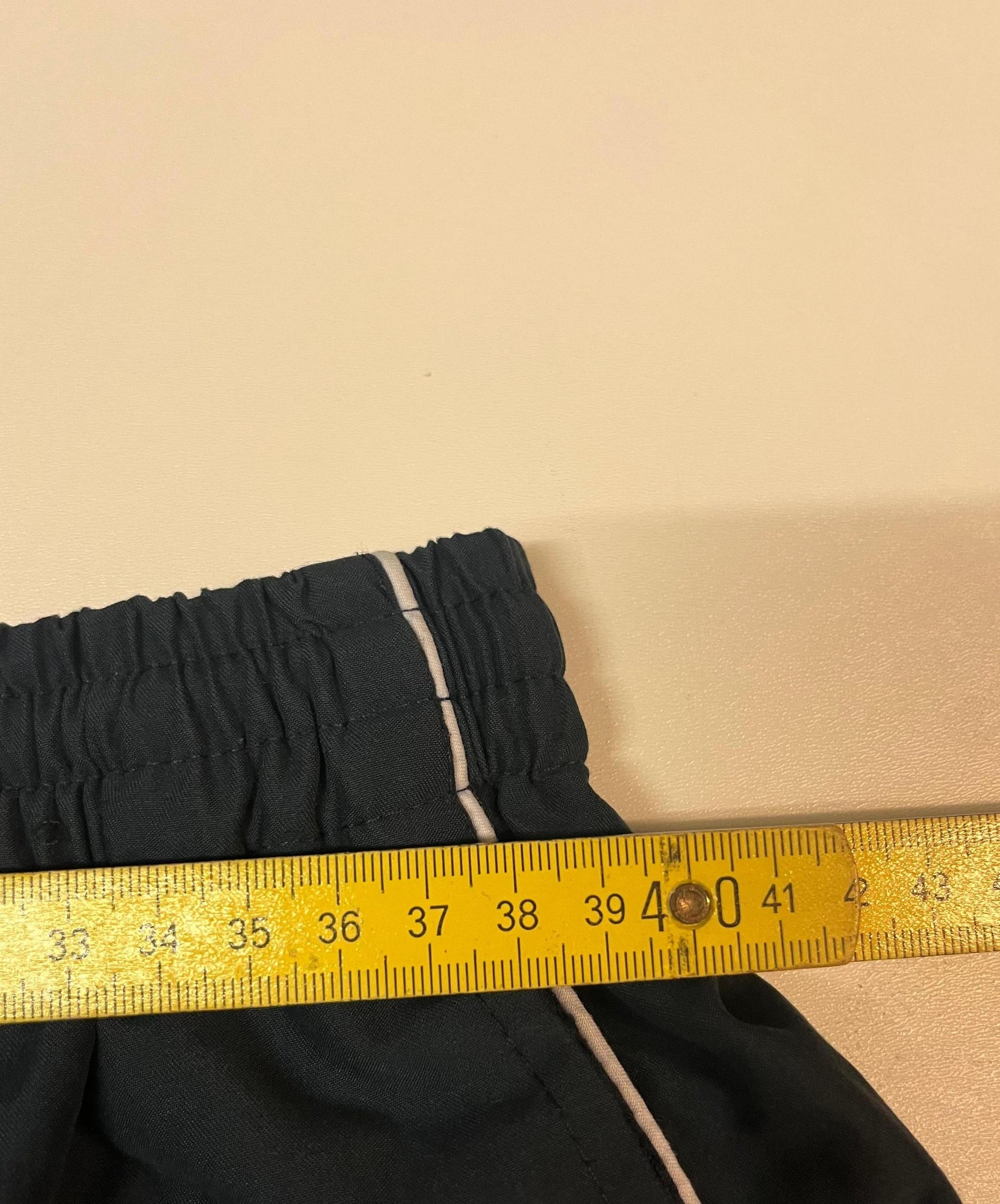 Entdecke unsere Vintage Track Pants von Nike und anderen Marken, erhältlich bei Valuxery.de - Dein Shop für trendige Vintage - Kleidung. Unsere Track Pants sind aus hochwertigen Materialien und