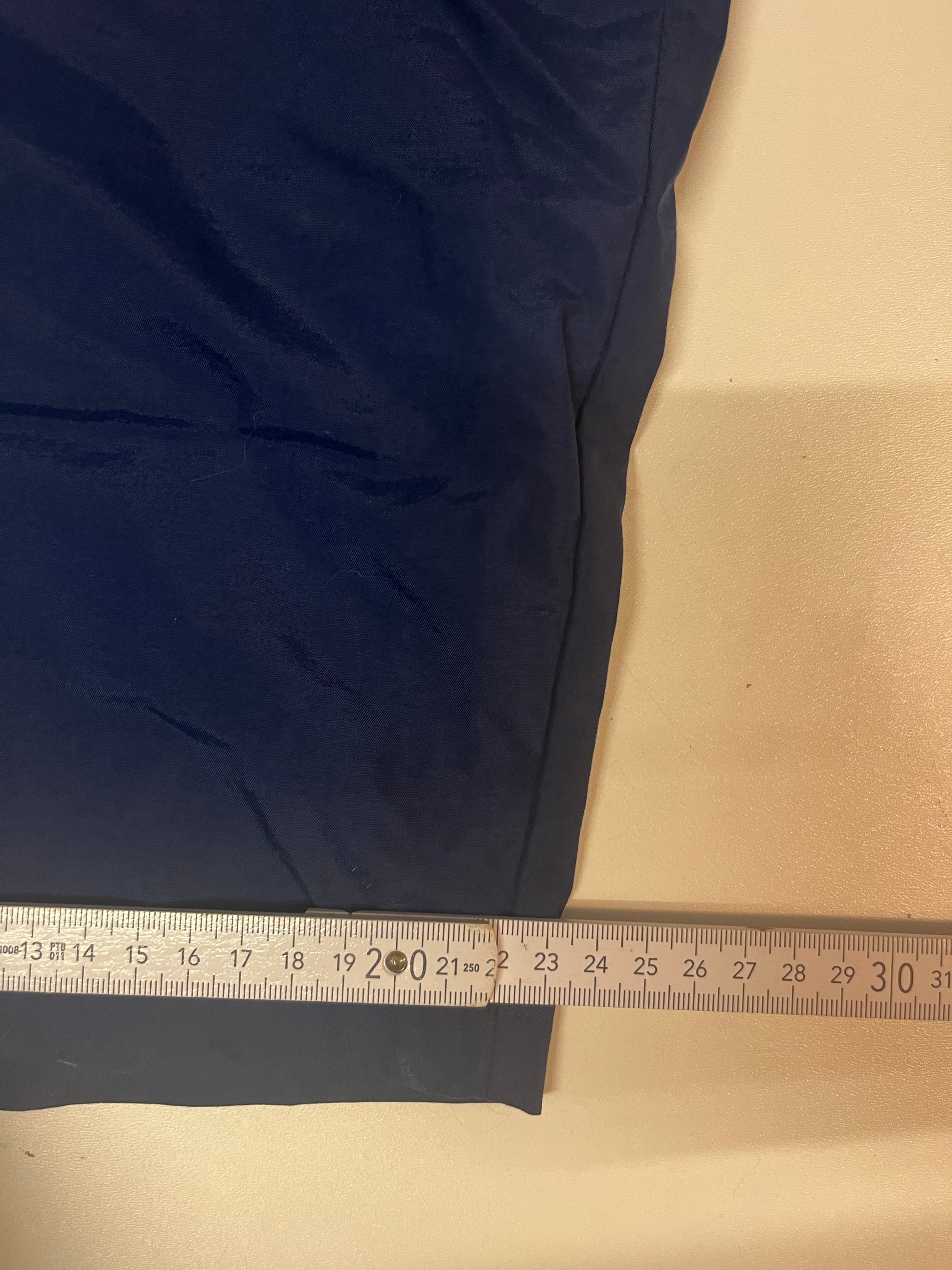 Entdecke unsere Vintage Track Pants von Nike und anderen Marken, erhältlich bei Valuxery.de - Dein Shop für trendige Vintage - Kleidung. Unsere Track Pants sind aus hochwertigen Materialien und