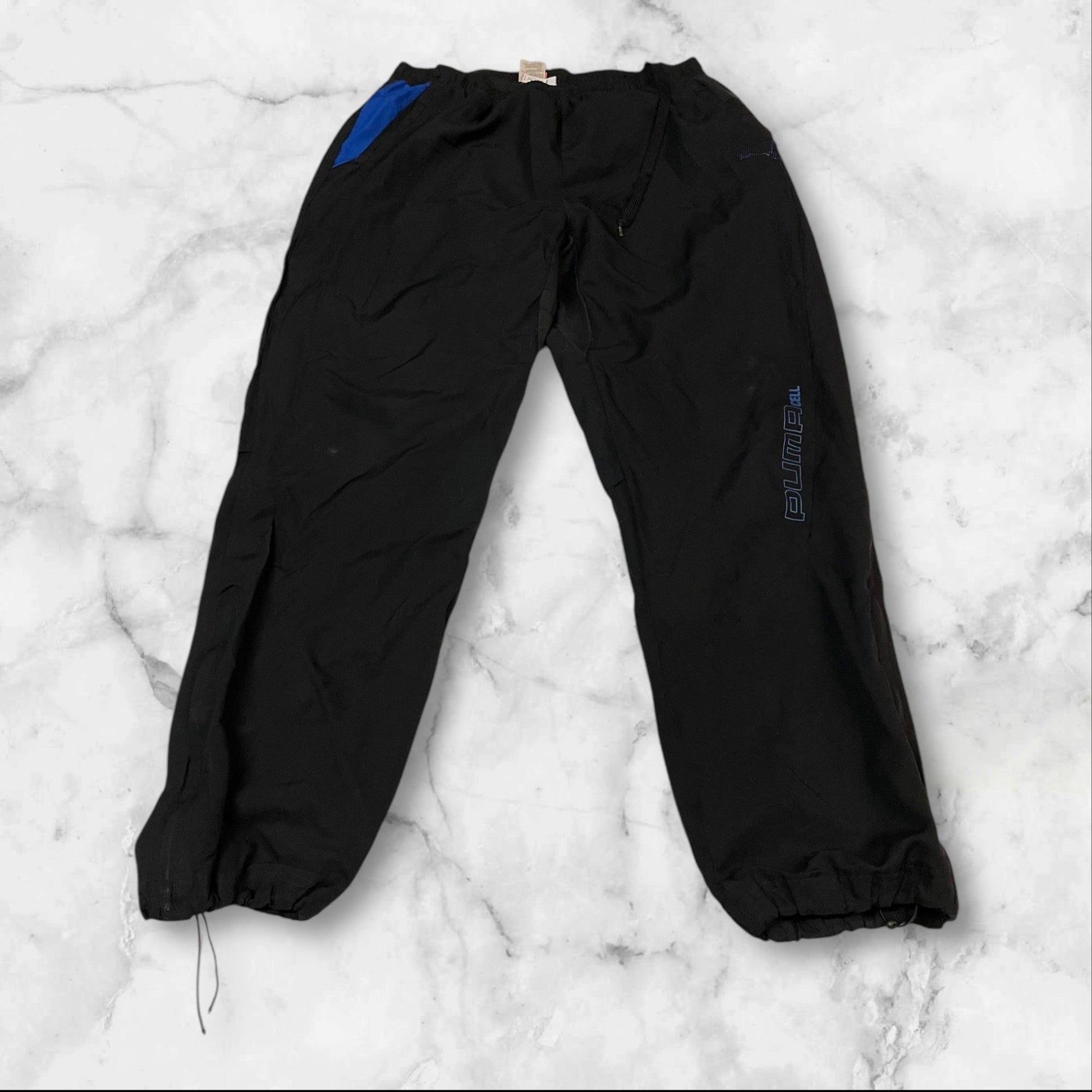 Entdecke unsere Vintage Track Pants von Nike und anderen Marken, erhältlich bei Valuxery.de - Dein Shop für trendige Vintage - Kleidung. Unsere Track Pants sind aus hochwertigen Materialien und