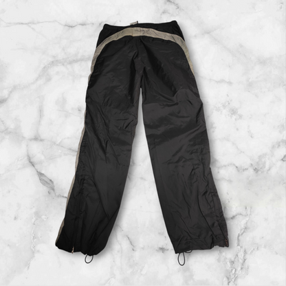 Entdecke unsere Vintage Track Pants von Nike und anderen Marken, erhältlich bei Valuxery.de - Dein Shop für trendige Vintage - Kleidung. Unsere Track Pants sind aus hochwertigen Materialien und