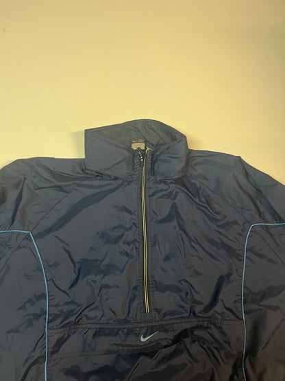 Entdecke unsere Vintage Track Pants von Nike und anderen Marken, erhältlich bei Valuxery.de - Dein Shop für trendige Vintage - Kleidung. Unsere Track Pants sind aus hochwertigen Materialien und