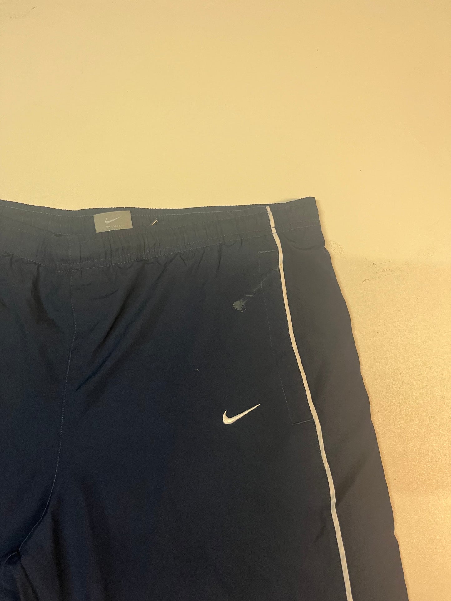 Entdecke unsere Vintage Track Pants von Nike und anderen Marken, erhältlich bei Valuxery.de - Dein Shop für trendige Vintage - Kleidung. Unsere Track Pants sind aus hochwertigen Materialien und