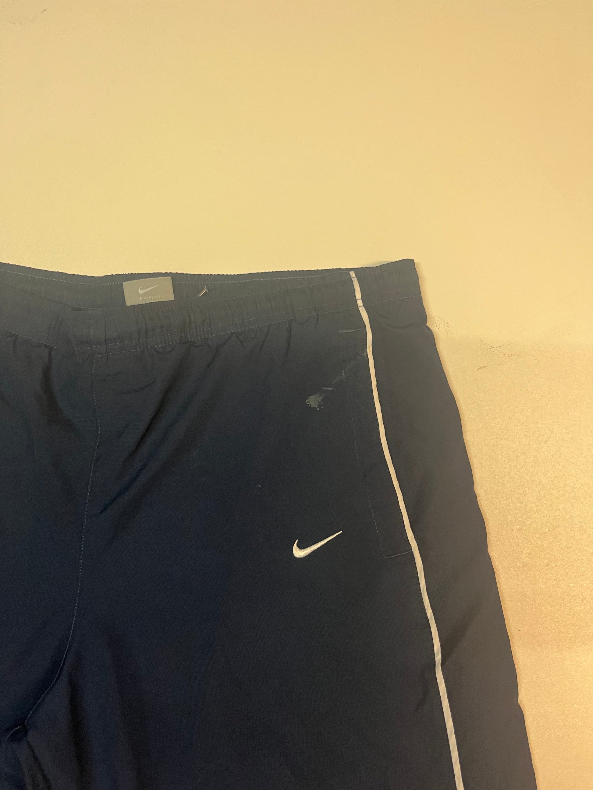 Entdecke unsere Vintage Track Pants von Nike und anderen Marken, erhältlich bei Valuxery.de - Dein Shop für trendige Vintage - Kleidung. Unsere Track Pants sind aus hochwertigen Materialien und