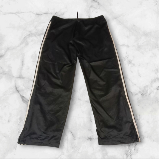Entdecke unsere Vintage Track Pants von Nike und anderen Marken, erhältlich bei Valuxery.de - Dein Shop für trendige Vintage - Kleidung. Unsere Track Pants sind aus hochwertigen Materialien und