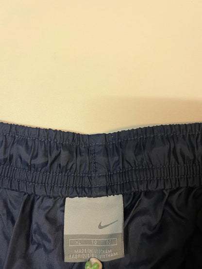 Entdecke unsere Vintage Track Pants von Nike und anderen Marken, erhältlich bei Valuxery.de - Dein Shop für trendige Vintage - Kleidung. Unsere Track Pants sind aus hochwertigen Materialien und