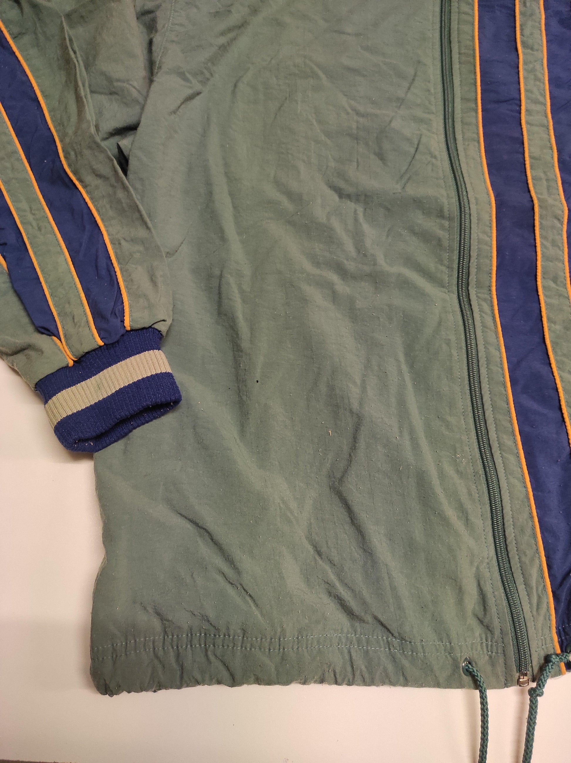 Entdecke unsere Vintage Track Pants von Nike und anderen Marken, erhältlich bei Valuxery.de - Dein Shop für trendige Vintage - Kleidung. Unsere Track Pants sind aus hochwertigen Materialien und