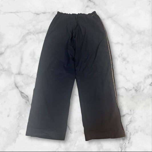 Entdecke unsere Vintage Track Pants von Nike und anderen Marken, erhältlich bei Valuxery.de - Dein Shop für trendige Vintage - Kleidung. Unsere Track Pants sind aus hochwertigen Materialien und