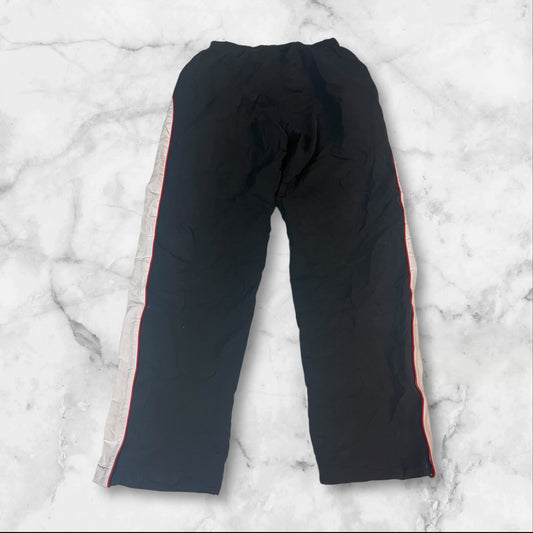 Entdecke unsere Vintage Track Pants von Nike und anderen Marken, erhältlich bei Valuxery.de - Dein Shop für trendige Vintage - Kleidung. Unsere Track Pants sind aus hochwertigen Materialien und