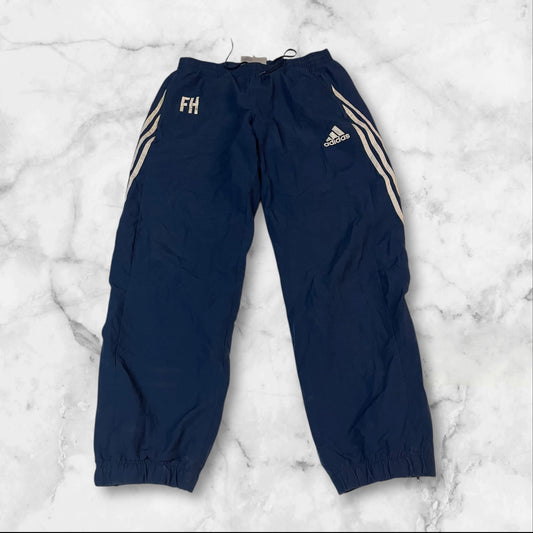 Entdecke unsere Vintage Track Pants von Nike und anderen Marken, erhältlich bei Valuxery.de - Dein Shop für trendige Vintage - Kleidung. Unsere Track Pants sind aus hochwertigen Materialien und
