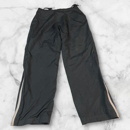 Entdecke unsere Vintage Track Pants von Nike und anderen Marken, erhältlich bei Valuxery.de - Dein Shop für trendige Vintage - Kleidung. Unsere Track Pants sind aus hochwertigen Materialien und