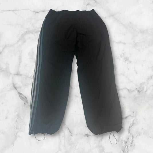 Entdecke unsere Vintage Track Pants von Nike und anderen Marken, erhältlich bei Valuxery.de - Dein Shop für trendige Vintage - Kleidung. Unsere Track Pants sind aus hochwertigen Materialien und