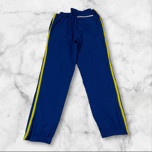 Entdecke unsere Vintage Track Pants von Nike und anderen Marken, erhältlich bei Valuxery.de - Dein Shop für trendige Vintage - Kleidung. Unsere Track Pants sind aus hochwertigen Materialien und