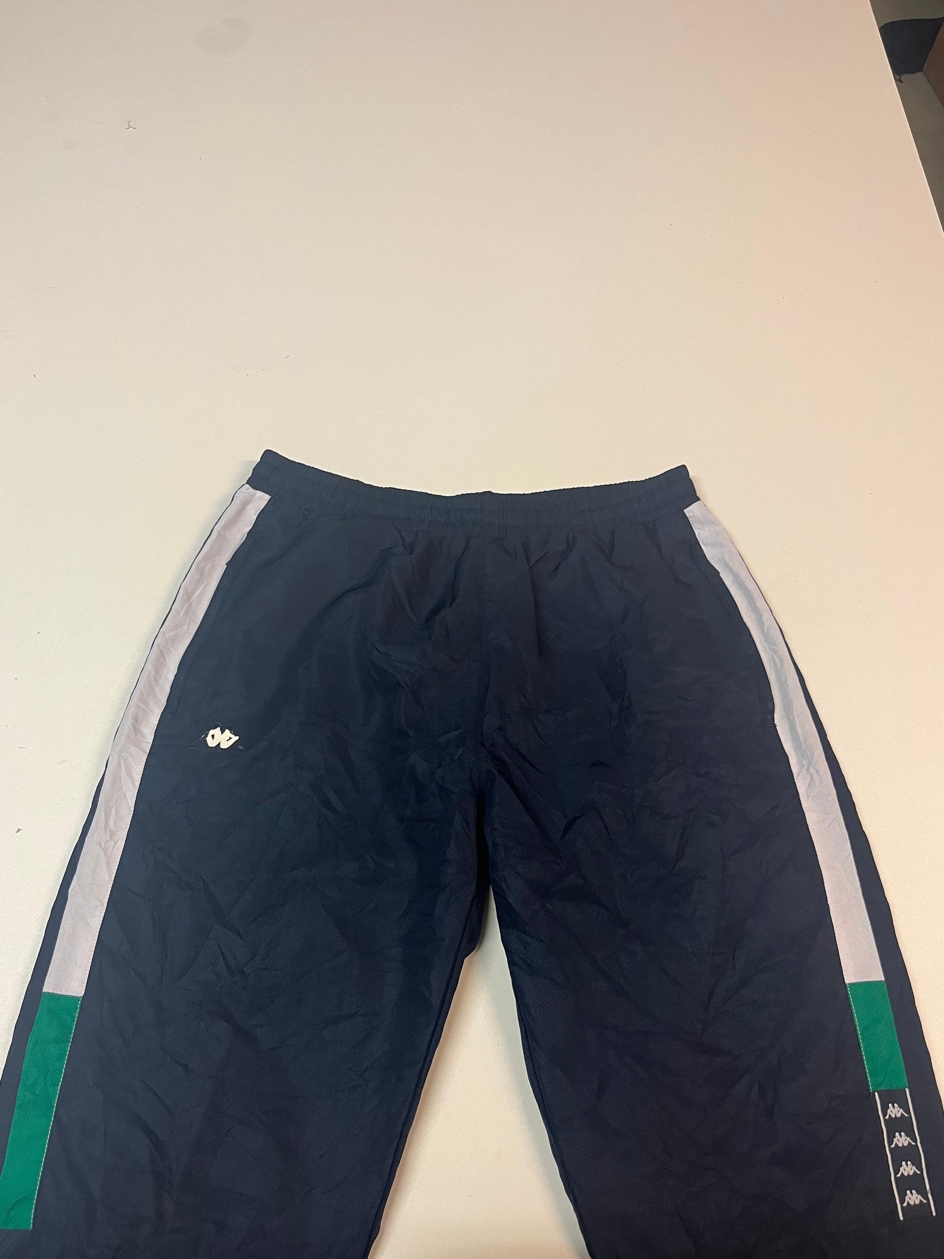 Entdecke unsere Vintage Track Pants von Nike und anderen Marken, erhältlich bei Valuxery.de - Dein Shop für trendige Vintage - Kleidung. Unsere Track Pants sind aus hochwertigen Materialien und