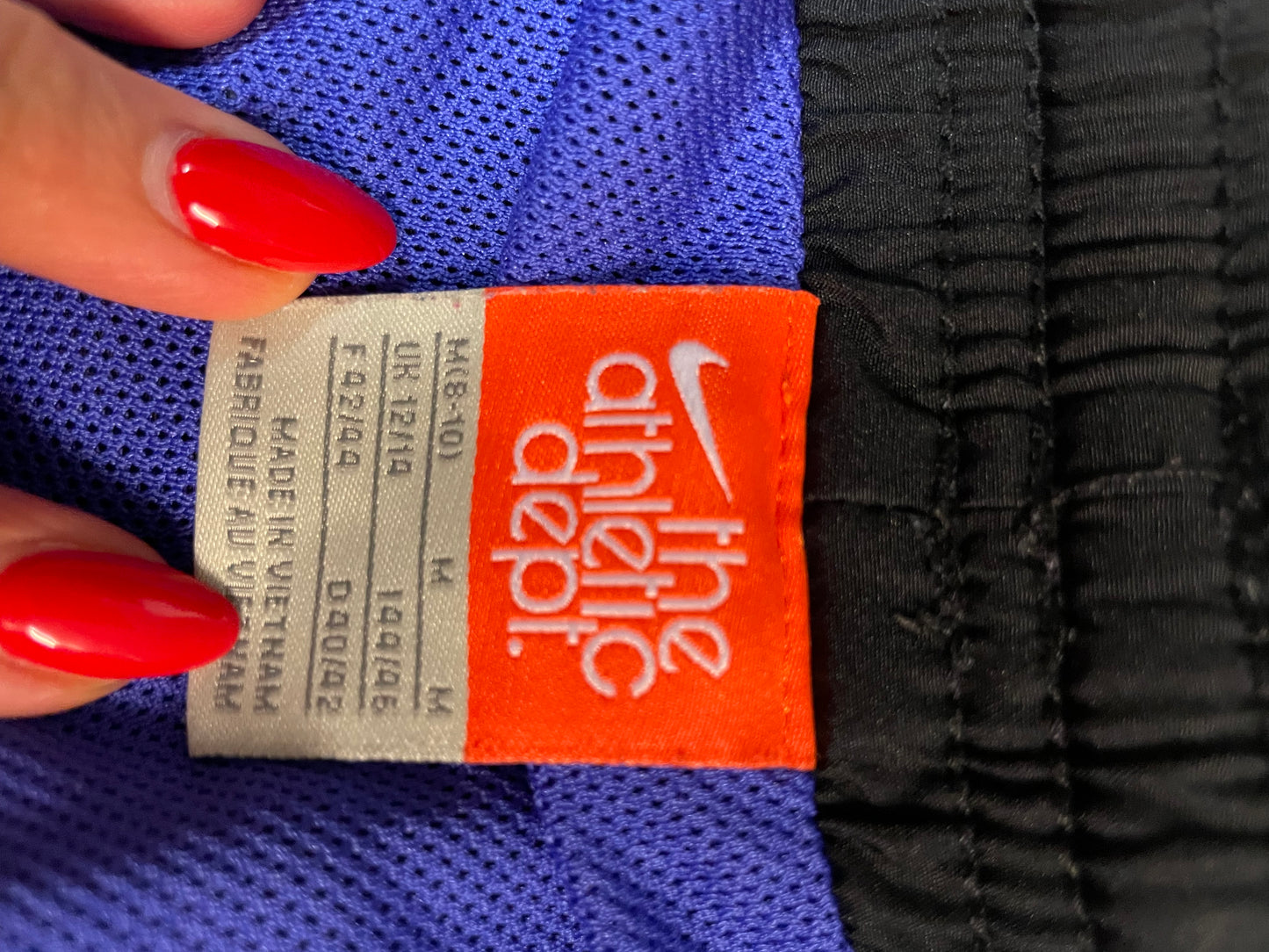 Entdecke unsere Vintage Track Pants von Nike und anderen Marken, erhältlich bei Valuxery.de - Dein Shop für trendige Vintage - Kleidung. Unsere Track Pants sind aus hochwertigen Materialien und