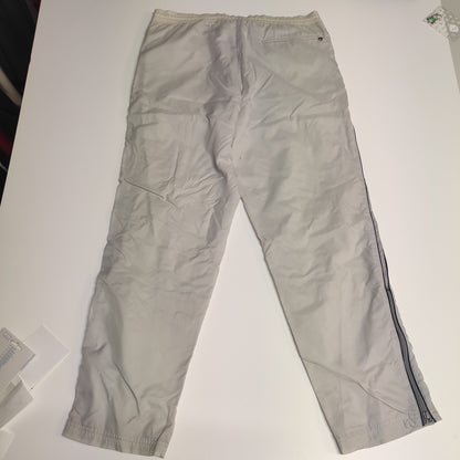 Entdecke unsere Vintage Track Pants von Nike und anderen Marken, erhältlich bei Valuxery.de - Dein Shop für trendige Vintage - Kleidung. Unsere Track Pants sind aus hochwertigen Materialien und