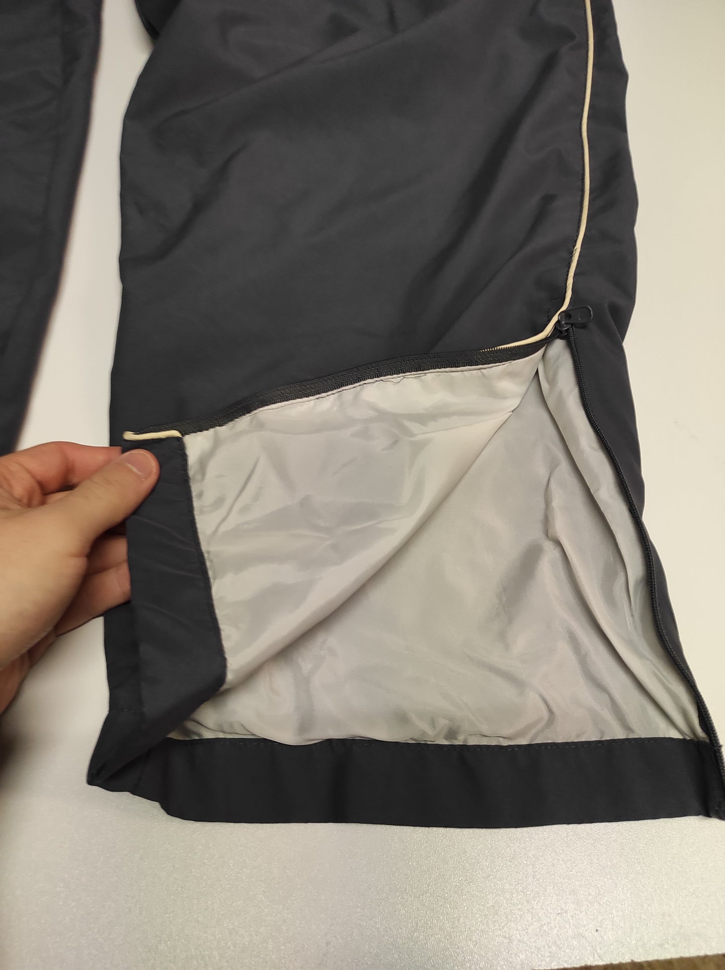 Entdecke unsere Vintage Track Pants von Nike und anderen Marken, erhältlich bei Valuxery.de - Dein Shop für trendige Vintage - Kleidung. Unsere Track Pants sind aus hochwertigen Materialien und