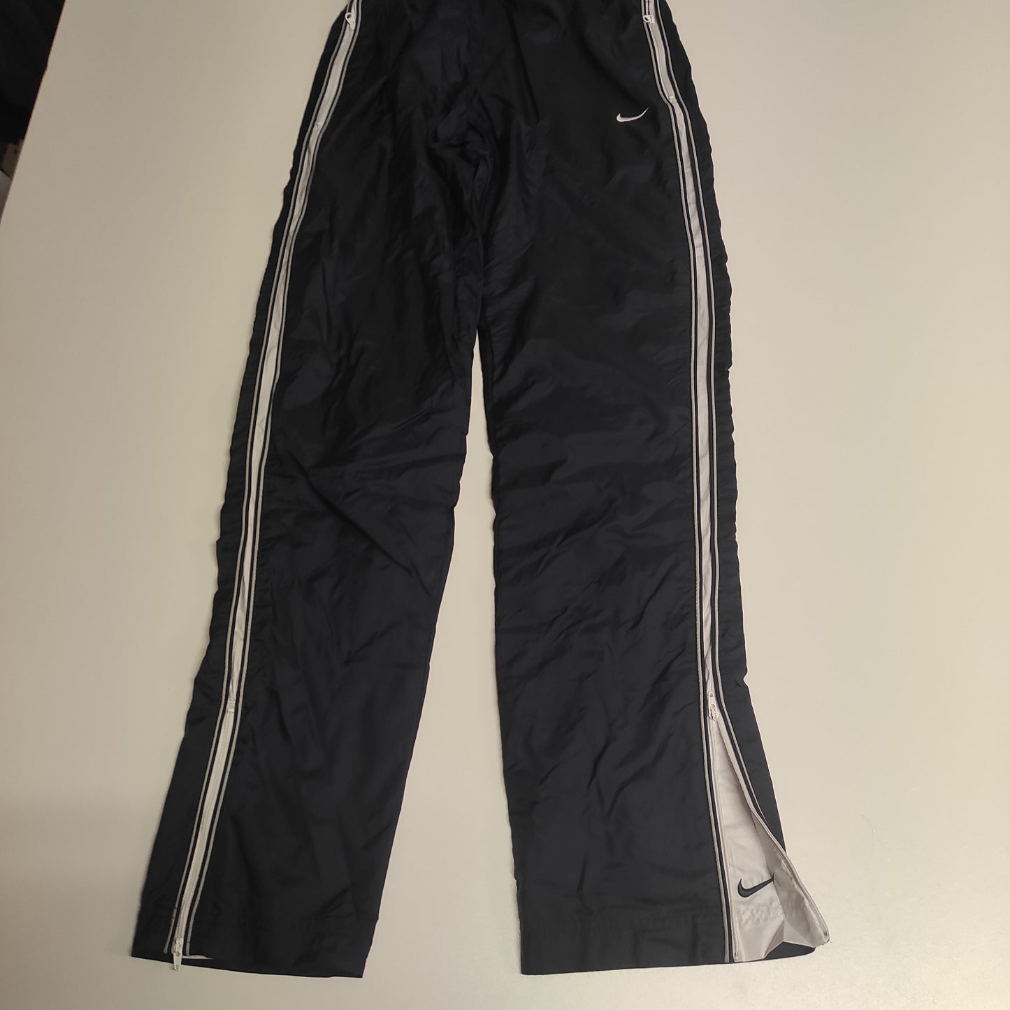Entdecke unsere Vintage Track Pants von Nike und anderen Marken, erhältlich bei Valuxery.de - Dein Shop für trendige Vintage - Kleidung. Unsere Track Pants sind aus hochwertigen Materialien und