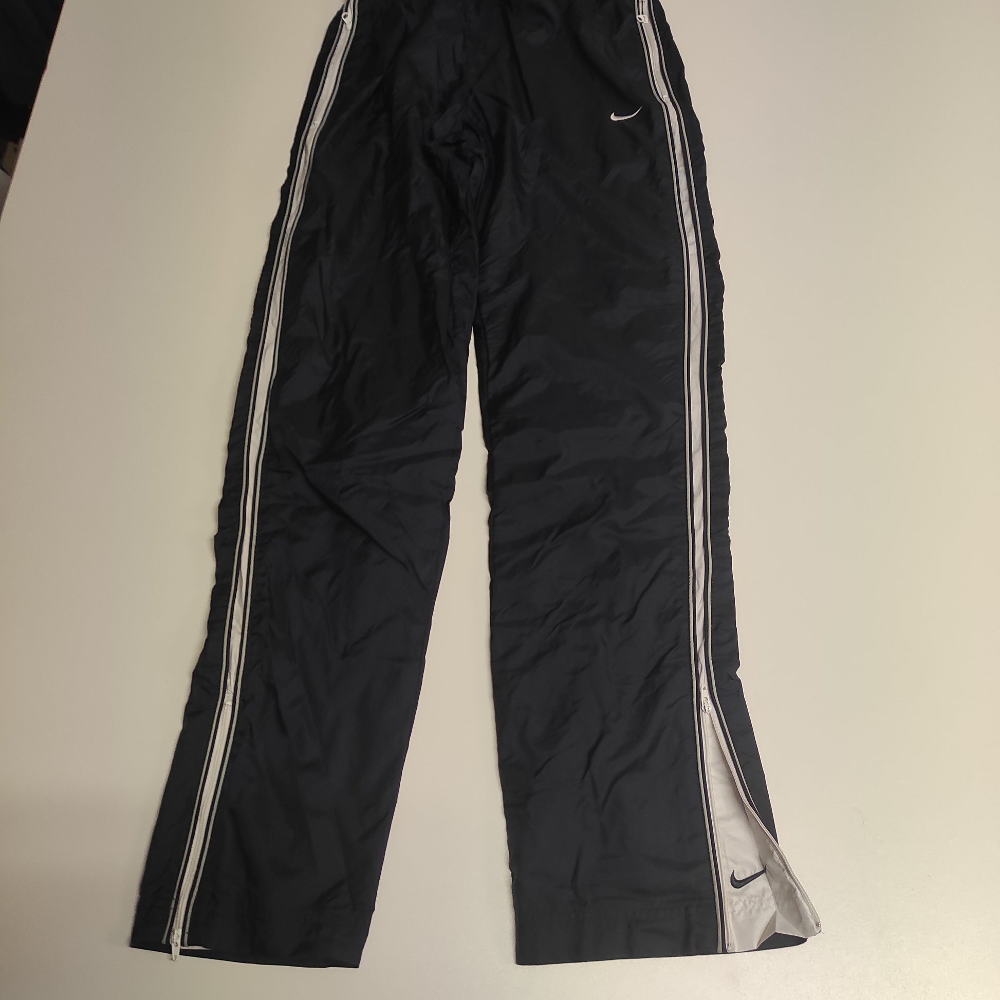 Entdecke unsere Vintage Track Pants von Nike und anderen Marken, erhältlich bei Valuxery.de - Dein Shop für trendige Vintage - Kleidung. Unsere Track Pants sind aus hochwertigen Materialien und
