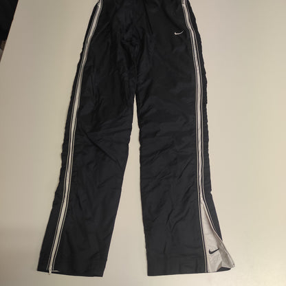 Entdecke unsere Vintage Track Pants von Nike und anderen Marken, erhältlich bei Valuxery.de - Dein Shop für trendige Vintage - Kleidung. Unsere Track Pants sind aus hochwertigen Materialien und