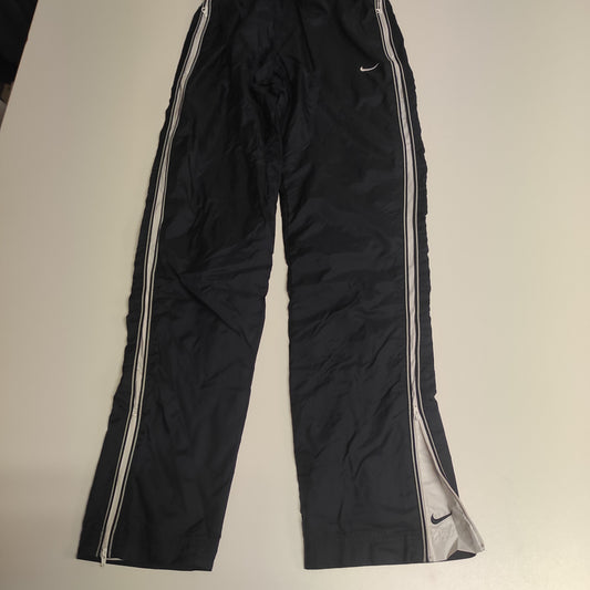 Entdecke unsere Vintage Track Pants von Nike und anderen Marken, erhältlich bei Valuxery.de - Dein Shop für trendige Vintage - Kleidung. Unsere Track Pants sind aus hochwertigen Materialien und