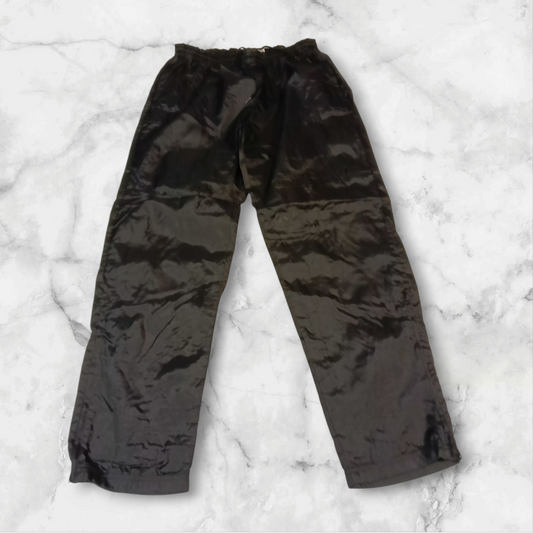 Entdecke unsere Vintage Track Pants von Nike und anderen Marken, erhältlich bei Valuxery.de - Dein Shop für trendige Vintage - Kleidung. Unsere Track Pants sind aus hochwertigen Materialien und