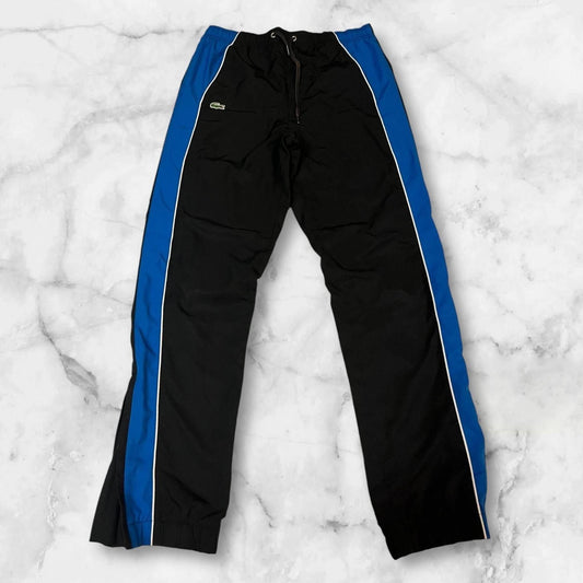Entdecke unsere Vintage Track Pants von Nike und anderen Marken, erhältlich bei Valuxery.de - Dein Shop für trendige Vintage - Kleidung. Unsere Track Pants sind aus hochwertigen Materialien und
