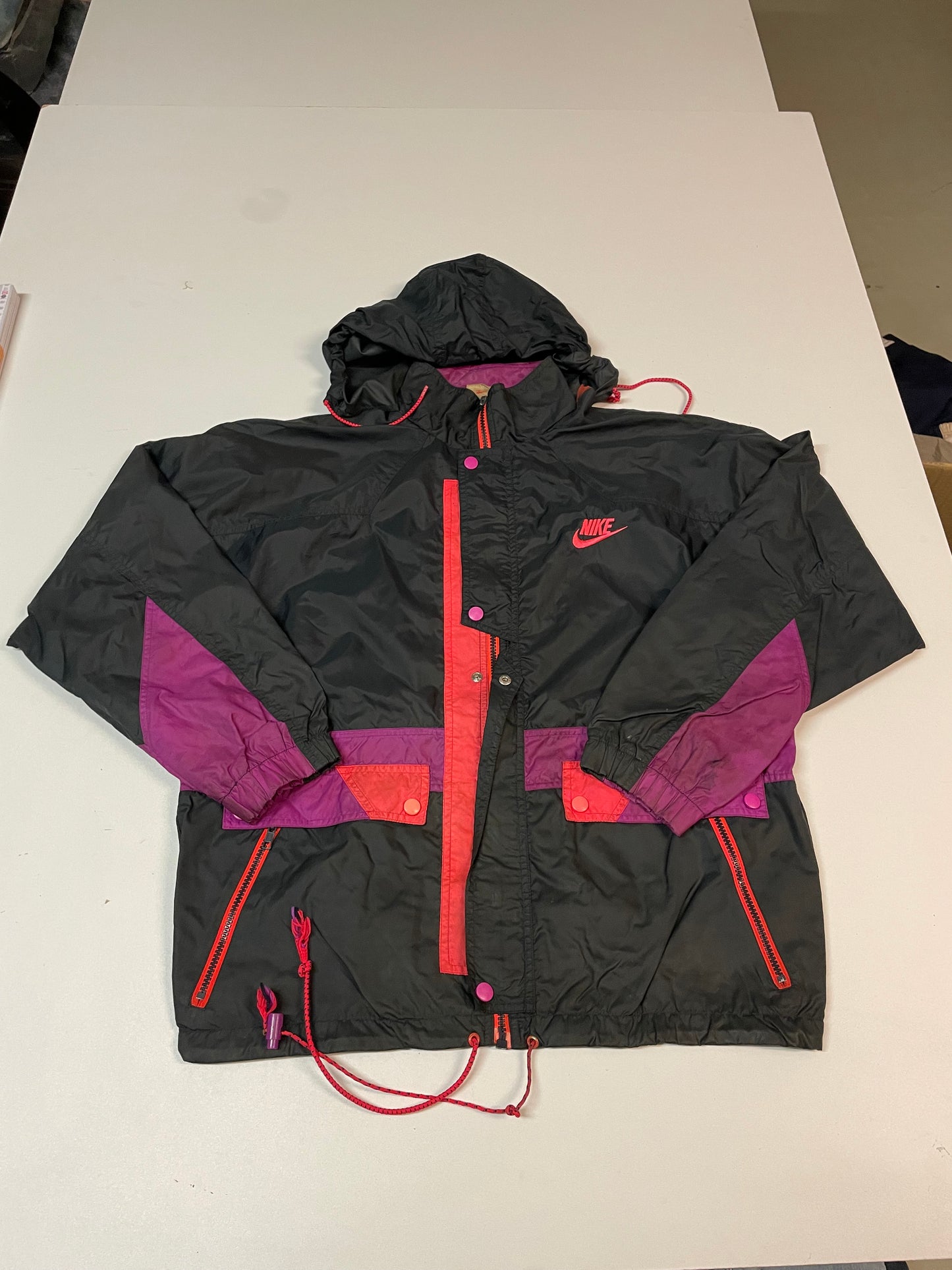 Entdecke unsere Vintage Track Pants von Nike und anderen Marken, erhältlich bei Valuxery.de - Dein Shop für trendige Vintage - Kleidung. Unsere Track Pants sind aus hochwertigen Materialien und