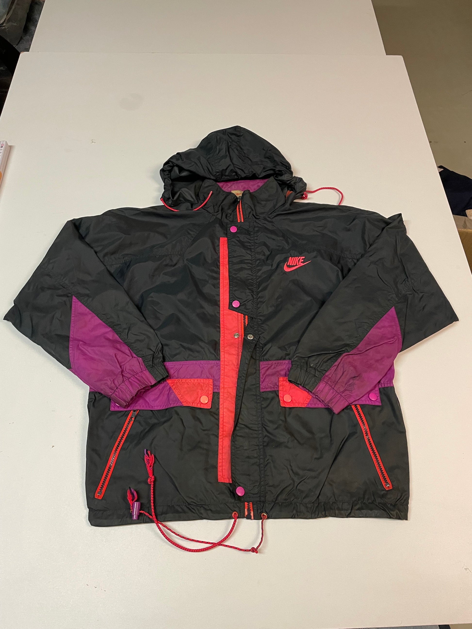 Entdecke unsere Vintage Track Pants von Nike und anderen Marken, erhältlich bei Valuxery.de - Dein Shop für trendige Vintage - Kleidung. Unsere Track Pants sind aus hochwertigen Materialien und