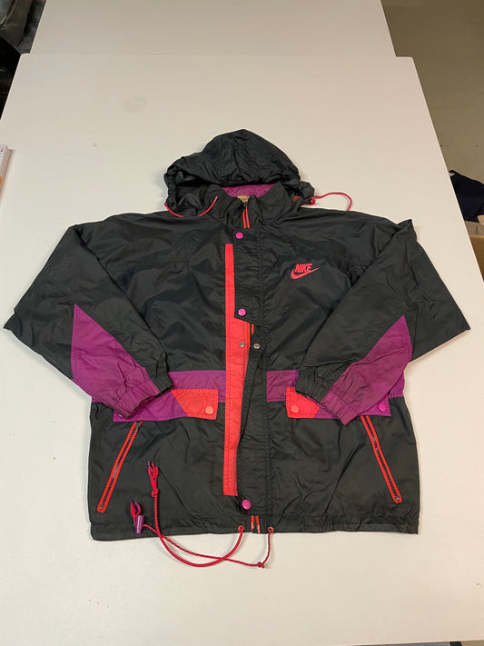 Entdecke unsere Vintage Track Pants von Nike und anderen Marken, erhältlich bei Valuxery.de - Dein Shop für trendige Vintage - Kleidung. Unsere Track Pants sind aus hochwertigen Materialien und
