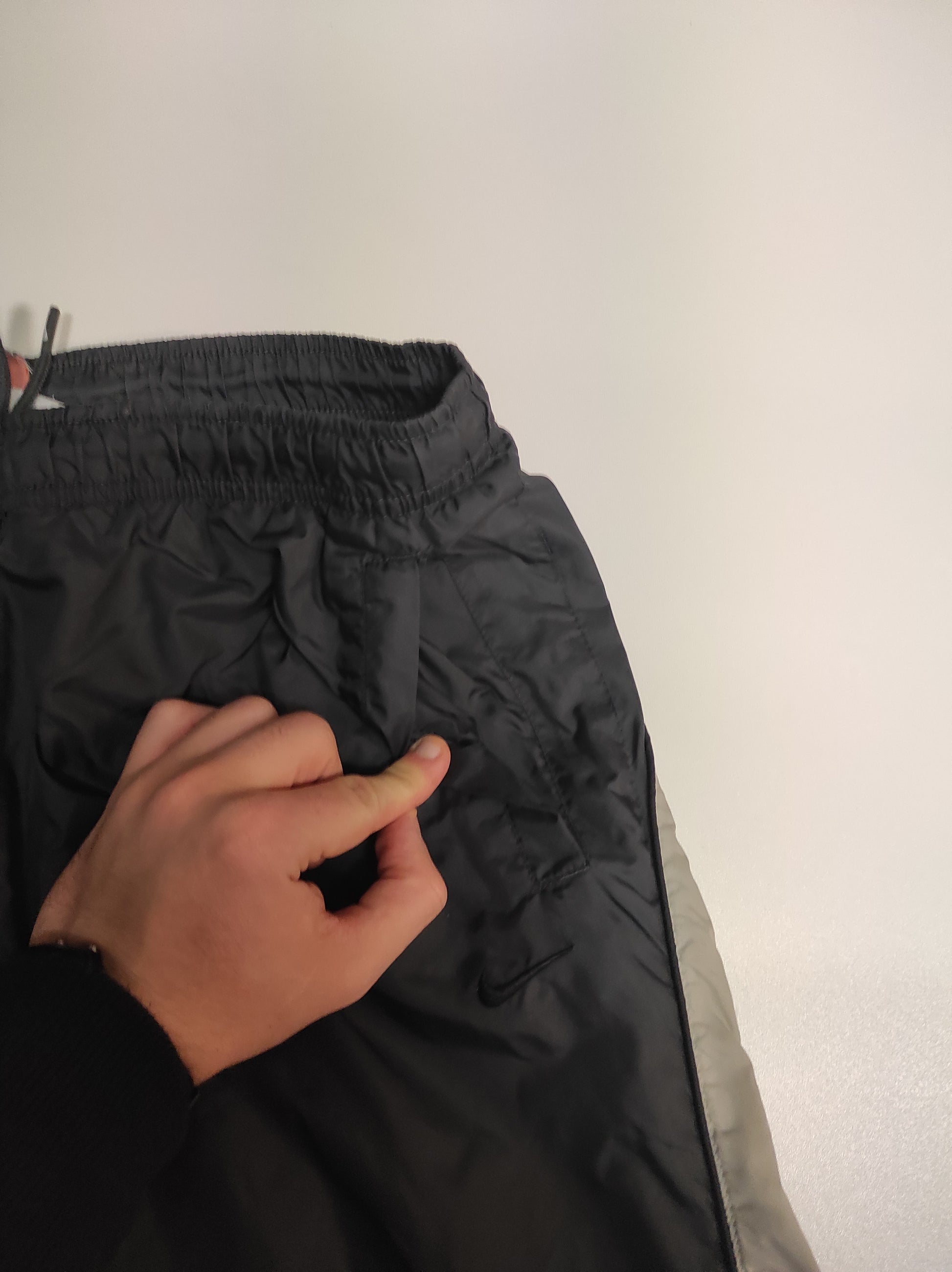 Entdecke unsere Vintage Track Pants von Nike und anderen Marken, erhältlich bei Valuxery.de - Dein Shop für trendige Vintage - Kleidung. Unsere Track Pants sind aus hochwertigen Materialien und