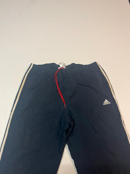 Entdecke unsere Vintage Track Pants von Nike und anderen Marken, erhältlich bei Valuxery.de - Dein Shop für trendige Vintage - Kleidung. Unsere Track Pants sind aus hochwertigen Materialien und