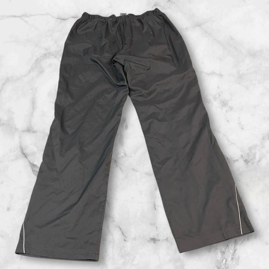Entdecke unsere Vintage Track Pants von Nike und anderen Marken, erhältlich bei Valuxery.de - Dein Shop für trendige Vintage - Kleidung. Unsere Track Pants sind aus hochwertigen Materialien und