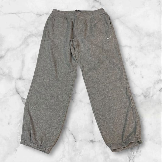 Entdecke unsere Vintage Track Pants von Nike und anderen Marken, erhältlich bei Valuxery.de - Dein Shop für trendige Vintage - Kleidung. Unsere Track Pants sind aus hochwertigen Materialien und