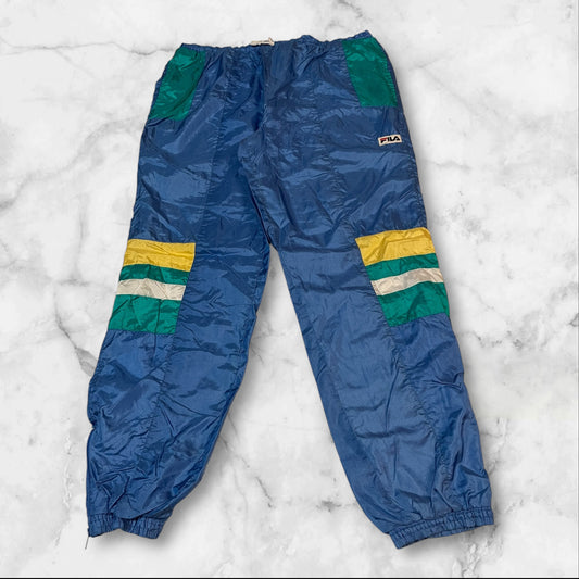 Entdecke unsere Vintage Track Pants von Nike und anderen Marken, erhältlich bei Valuxery.de - Dein Shop für trendige Vintage - Kleidung. Unsere Track Pants sind aus hochwertigen Materialien und