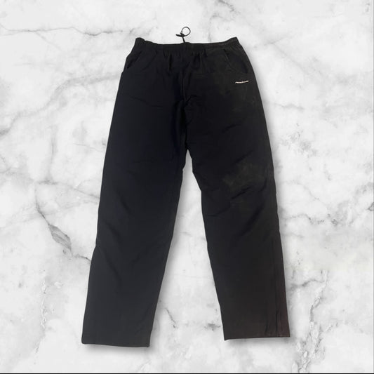Entdecke unsere Vintage Track Pants von Nike und anderen Marken, erhältlich bei Valuxery.de - Dein Shop für trendige Vintage - Kleidung. Unsere Track Pants sind aus hochwertigen Materialien und