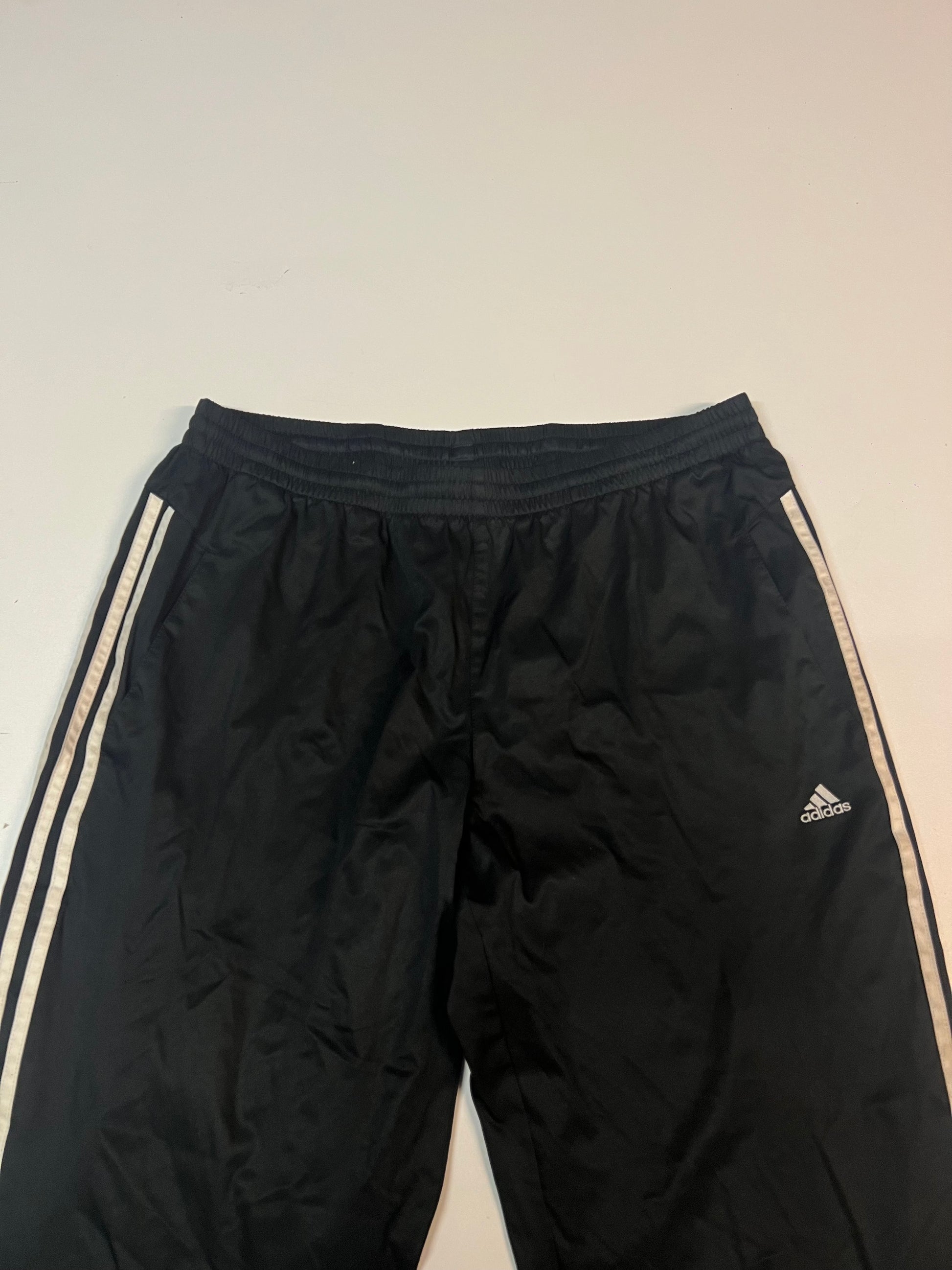 Entdecke unsere Vintage Track Pants von Nike und anderen Marken, erhältlich bei Valuxery.de - Dein Shop für trendige Vintage - Kleidung. Unsere Track Pants sind aus hochwertigen Materialien und