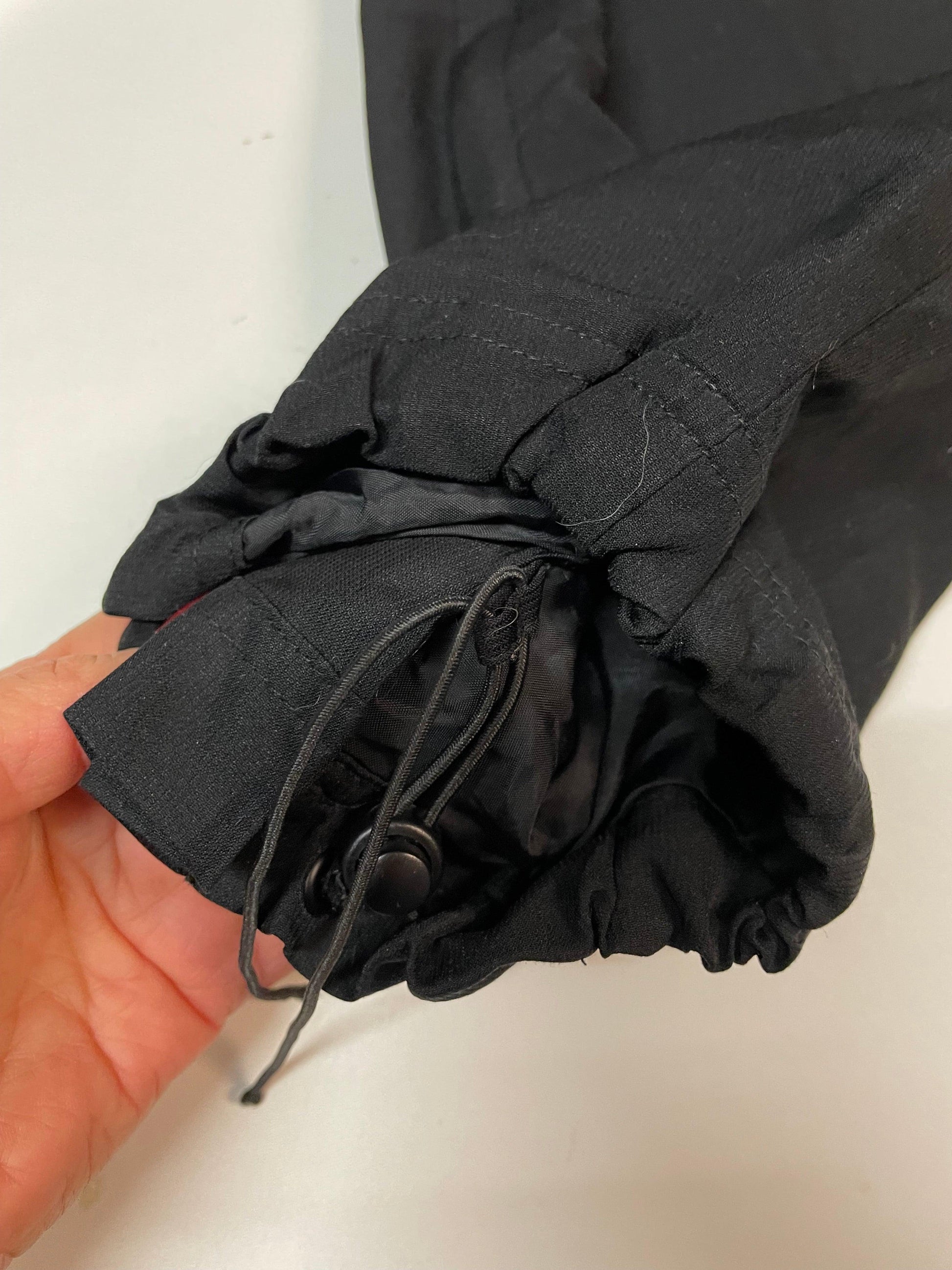 Entdecke unsere Vintage Track Pants von Nike und anderen Marken, erhältlich bei Valuxery.de - Dein Shop für trendige Vintage - Kleidung. Unsere Track Pants sind aus hochwertigen Materialien und
