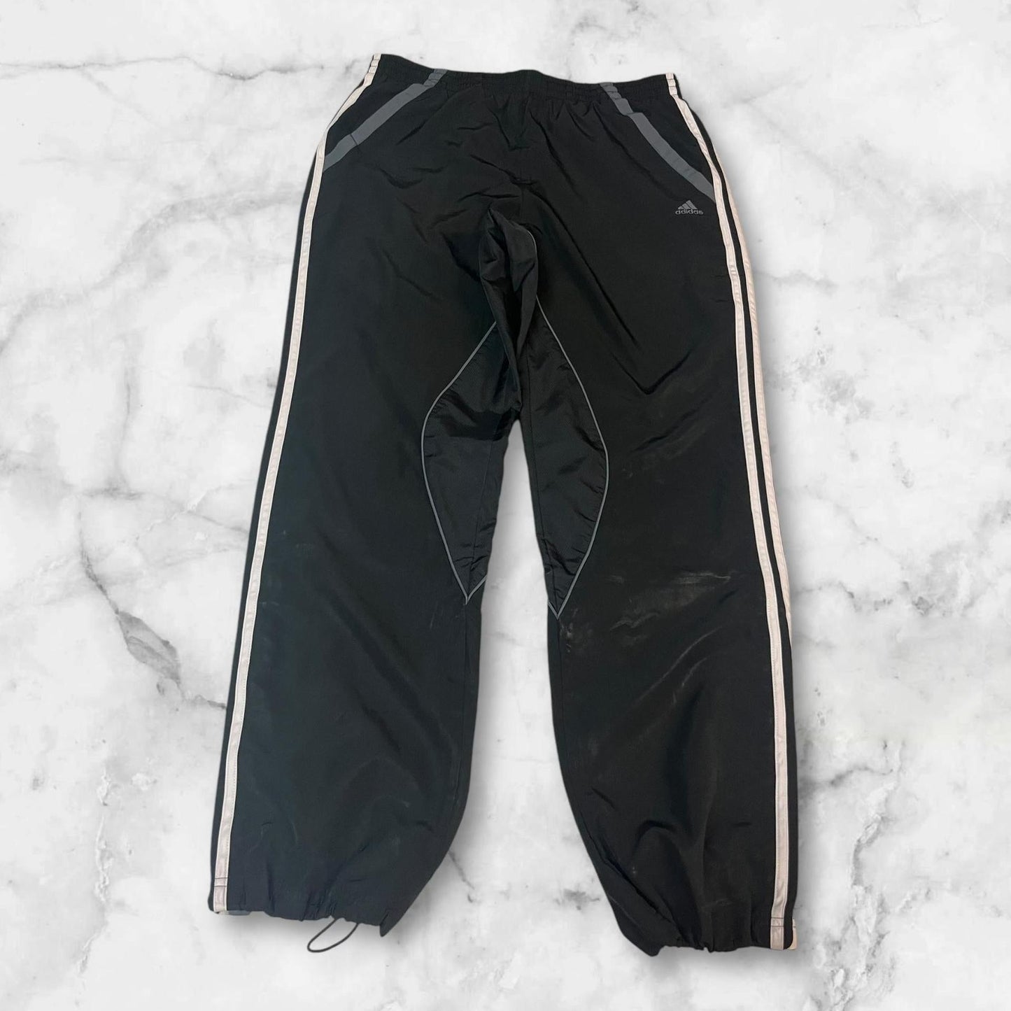 Entdecke unsere Vintage Track Pants von Nike und anderen Marken, erhältlich bei Valuxery.de - Dein Shop für trendige Vintage - Kleidung. Unsere Track Pants sind aus hochwertigen Materialien und