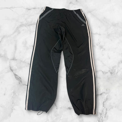 Entdecke unsere Vintage Track Pants von Nike und anderen Marken, erhältlich bei Valuxery.de - Dein Shop für trendige Vintage - Kleidung. Unsere Track Pants sind aus hochwertigen Materialien und