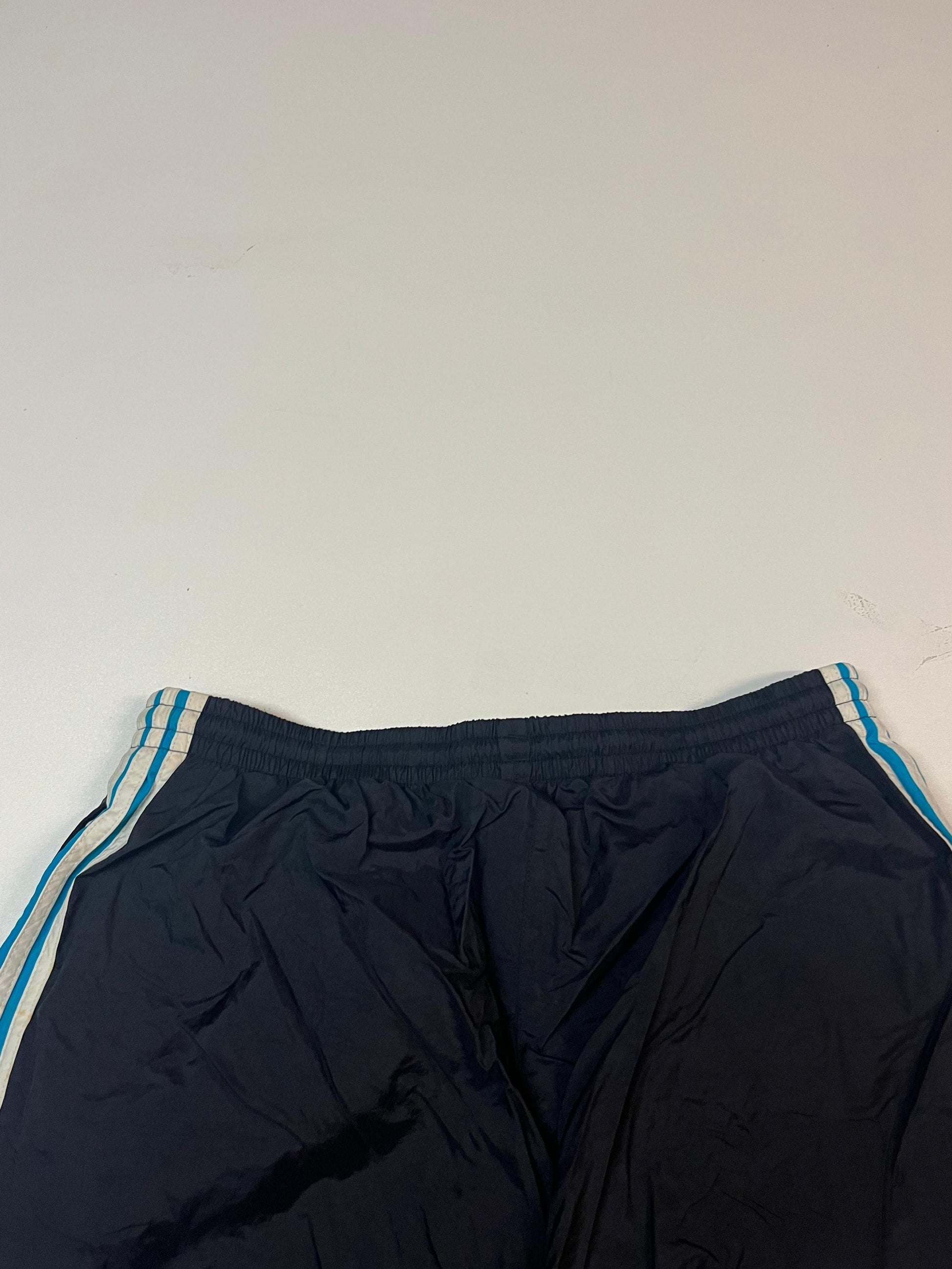Entdecke unsere Vintage Track Pants von Nike und anderen Marken, erhältlich bei Valuxery.de - Dein Shop für trendige Vintage - Kleidung. Unsere Track Pants sind aus hochwertigen Materialien und