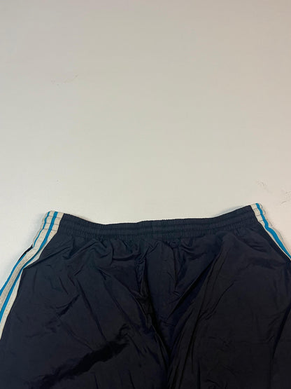 Entdecke unsere Vintage Track Pants von Nike und anderen Marken, erhältlich bei Valuxery.de - Dein Shop für trendige Vintage - Kleidung. Unsere Track Pants sind aus hochwertigen Materialien und