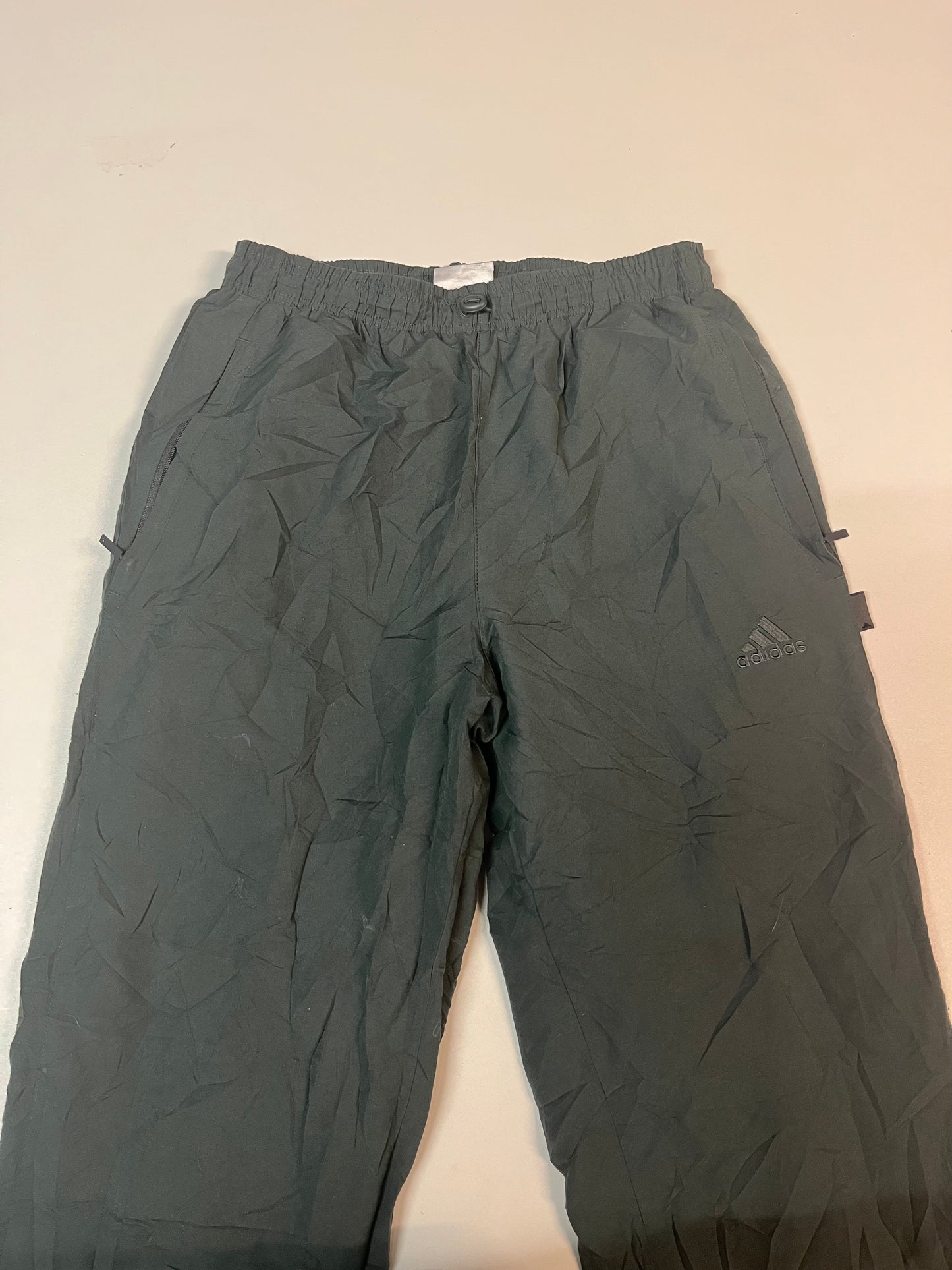 Entdecke unsere Vintage Track Pants von Nike und anderen Marken, erhältlich bei Valuxery.de - Dein Shop für trendige Vintage - Kleidung. Unsere Track Pants sind aus hochwertigen Materialien und