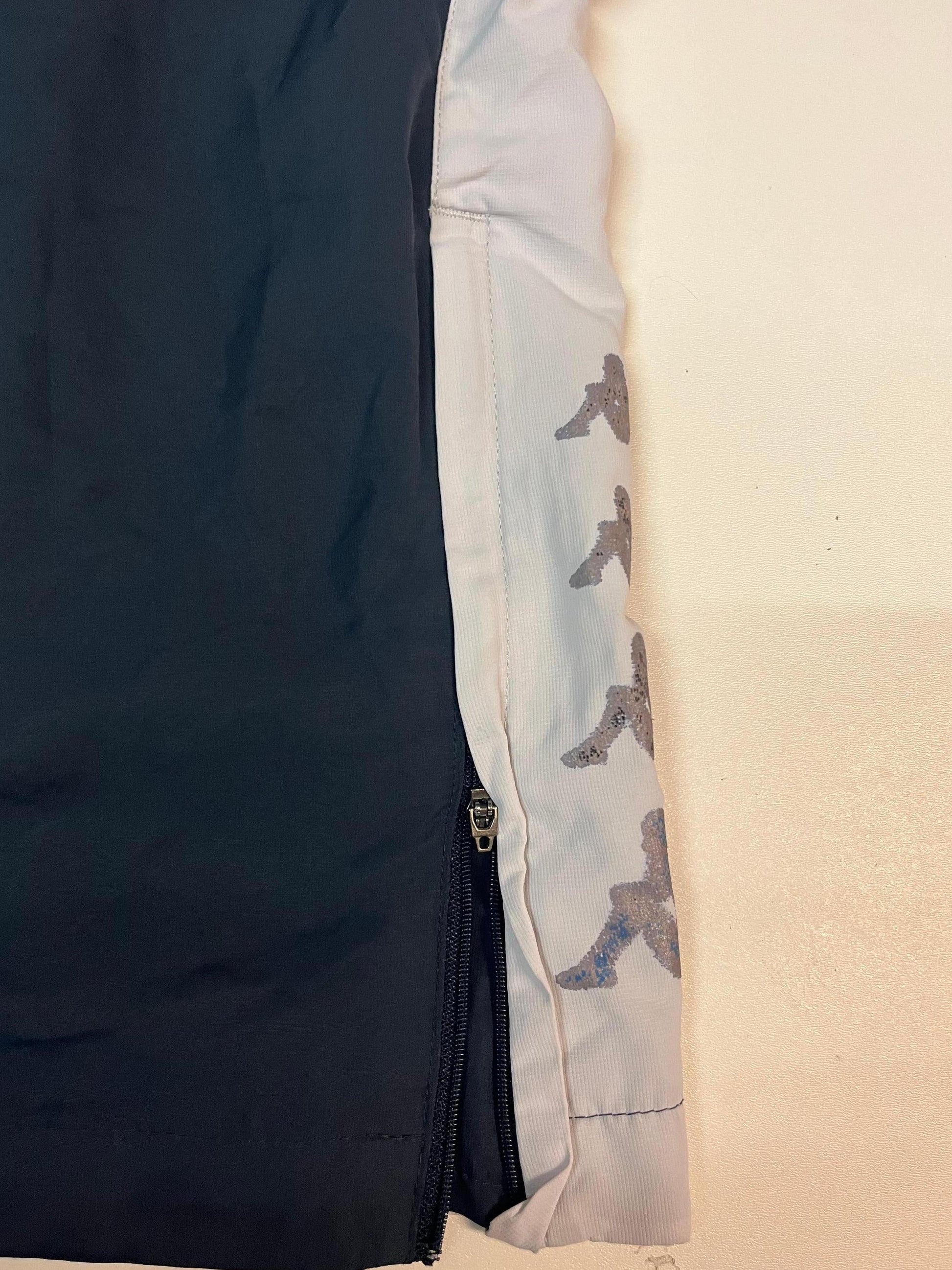Entdecke unsere Vintage Track Pants von Nike und anderen Marken, erhältlich bei Valuxery.de - Dein Shop für trendige Vintage - Kleidung. Unsere Track Pants sind aus hochwertigen Materialien und
