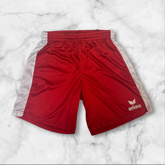 Entdecke unsere Vintage Track Pants von Nike und anderen Marken, erhältlich bei Valuxery.de - Dein Shop für trendige Vintage - Kleidung. Unsere Track Pants sind aus hochwertigen Materialien und