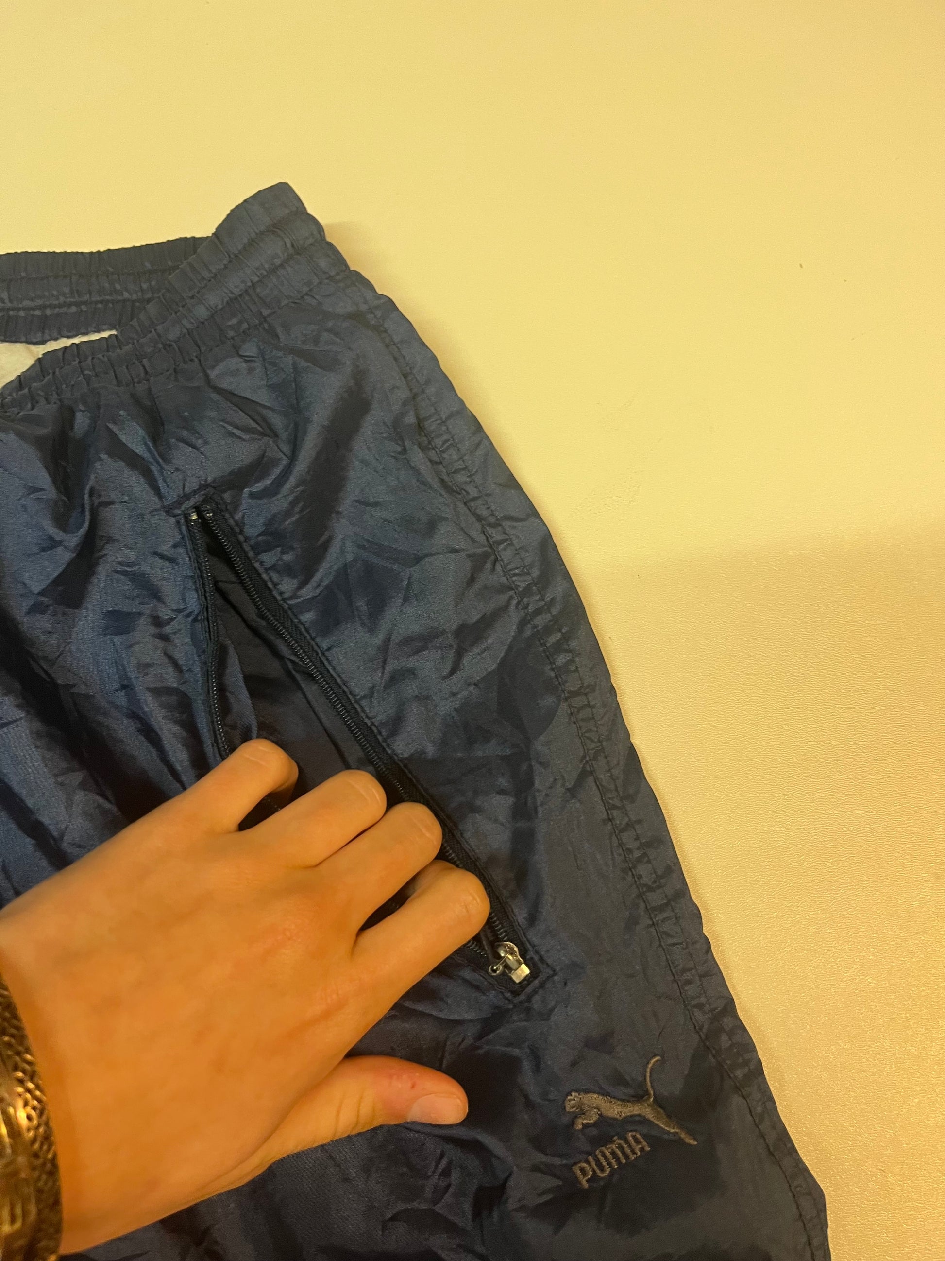 Entdecke unsere Vintage Track Pants von Nike und anderen Marken, erhältlich bei Valuxery.de - Dein Shop für trendige Vintage - Kleidung. Unsere Track Pants sind aus hochwertigen Materialien und
